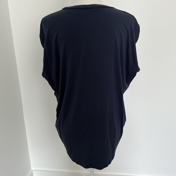 Super cute longer length navy t-shirt - Picture 3 of 3